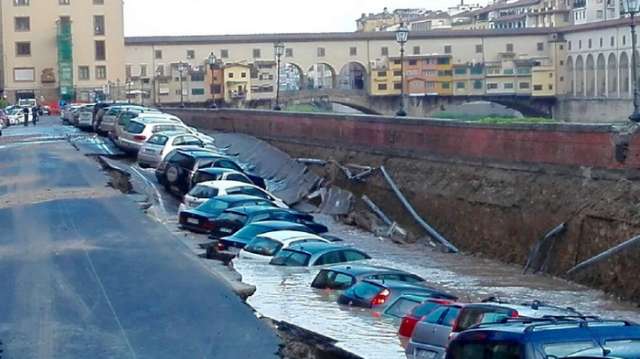 200 mètres de quai s`écroulent à Florence - VIDEO